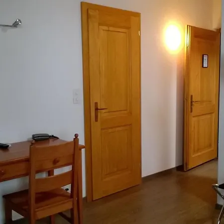 De 3*